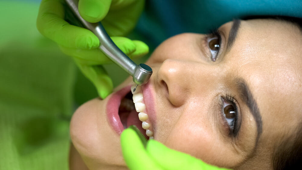 ทำความรู้จักการยึดเกาะของฟัน วิธีแก้ปัญหาที่มีประสิทธิภาพในการซ่อมแซมลักษณะที่ปรากฏของฟันที่เสียหาย