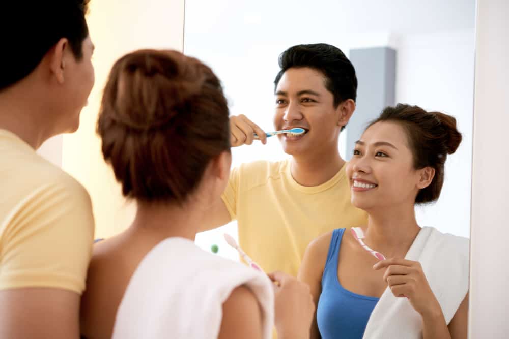 من الناحية المثالية ، كم مرة يجب أن تغسل أسنانك بالفرشاة في اليوم؟
