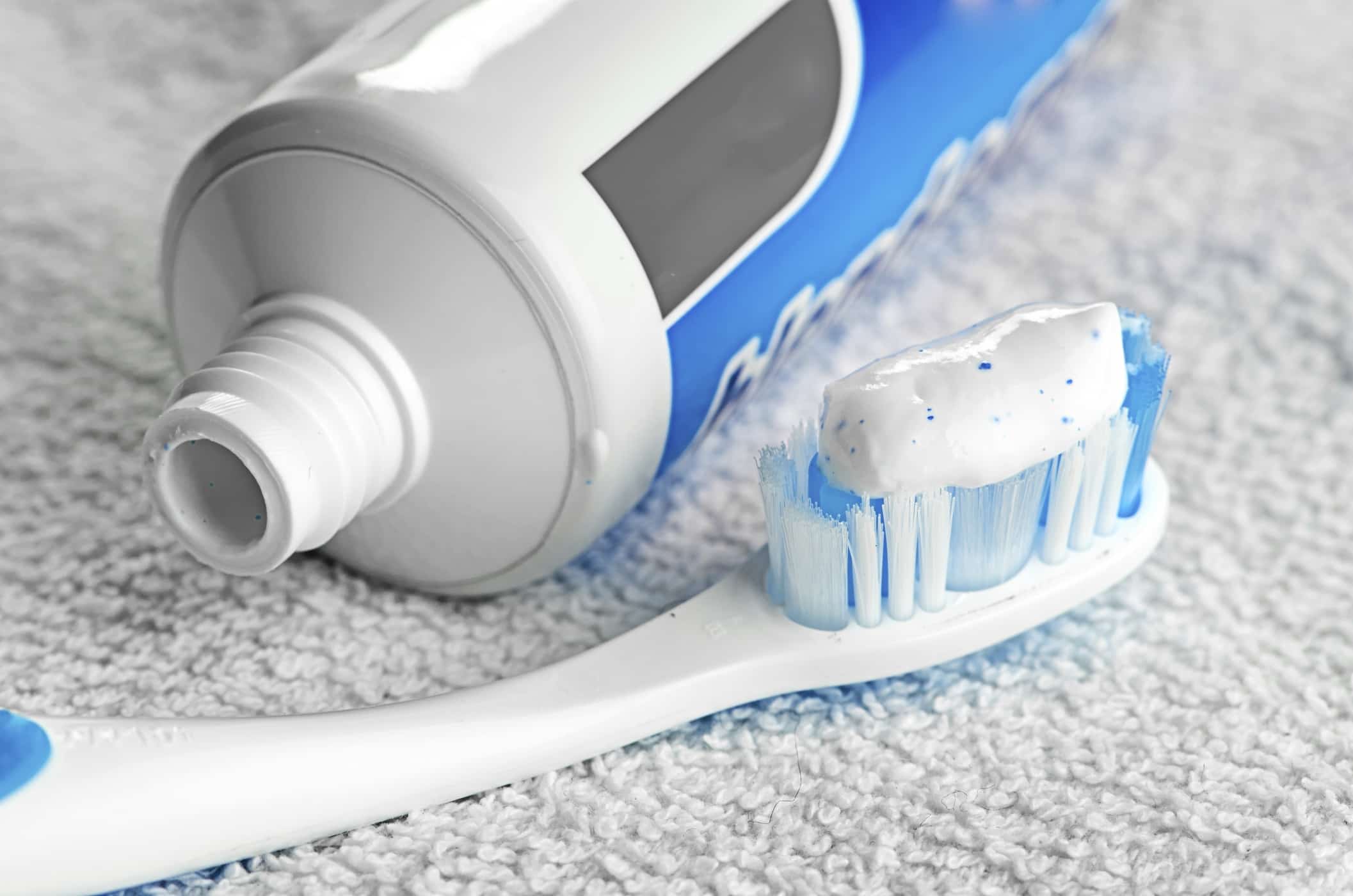 Conoscere i codici colore sulla confezione del dentifricio: cosa significa?