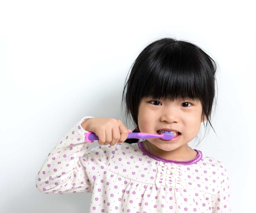 في أي عمر يجب أن يبدأ الأطفال بتنظيف أسنانهم بالفرشاة؟ تبين أن هذا هو الاقتراح