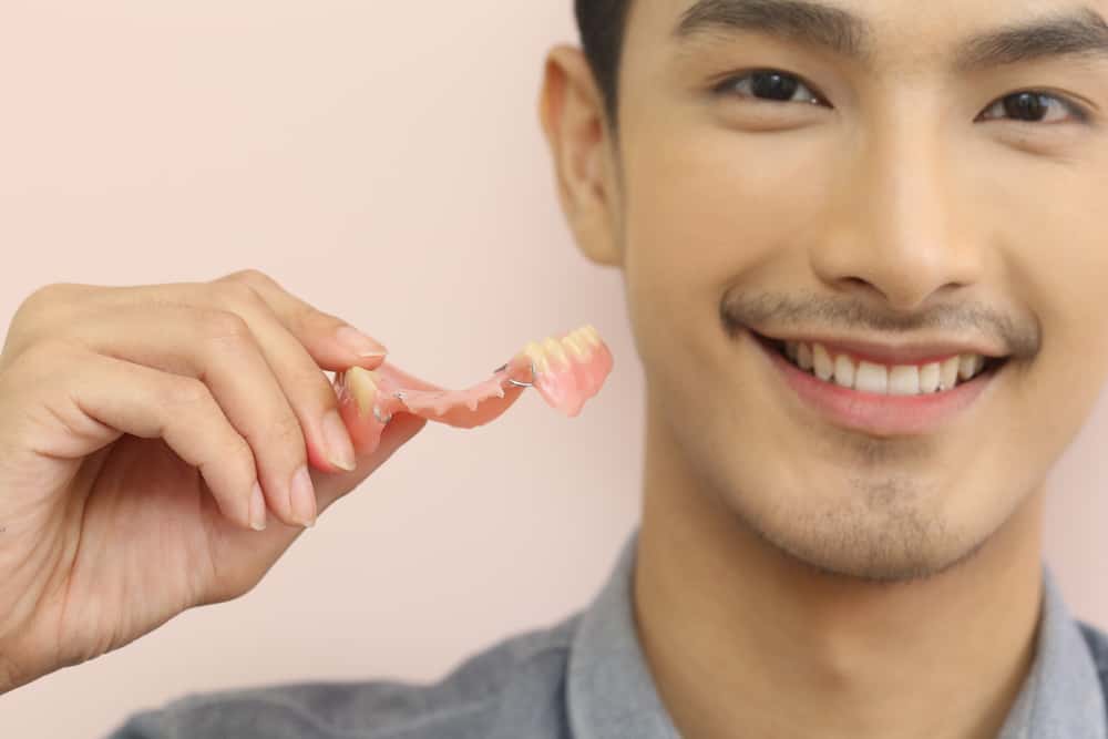 آثار جانبية مختلفة لاستخدام أطقم الأسنان