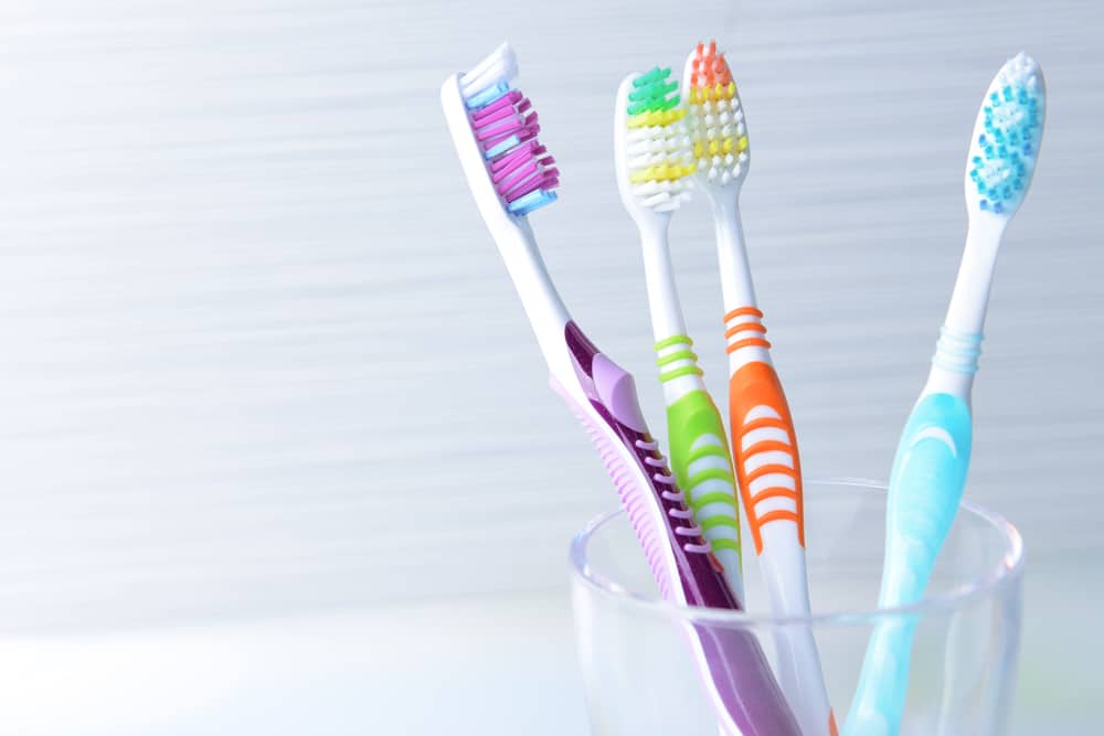 5 نصائح لتخزين فرشاة الأسنان المناسبة حتى لا تصبح عشًا للجراثيم