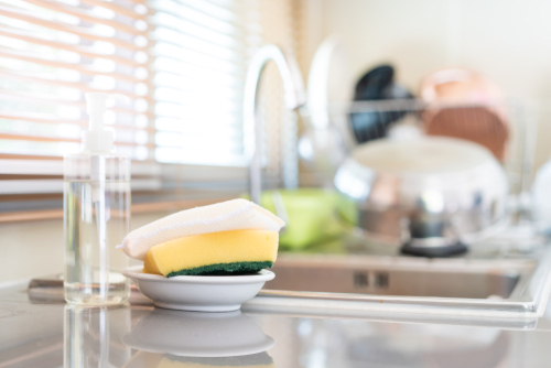 كم مرة يجب علينا تغيير إسفنجات غسل الأطباق؟