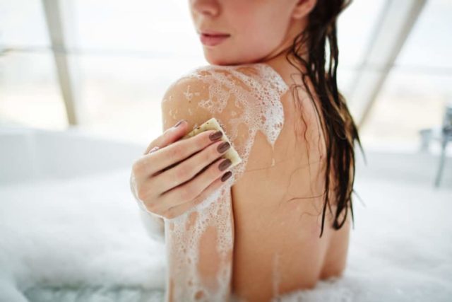 كيف تعرف أي صابون استحمام مفيد للبشرة؟