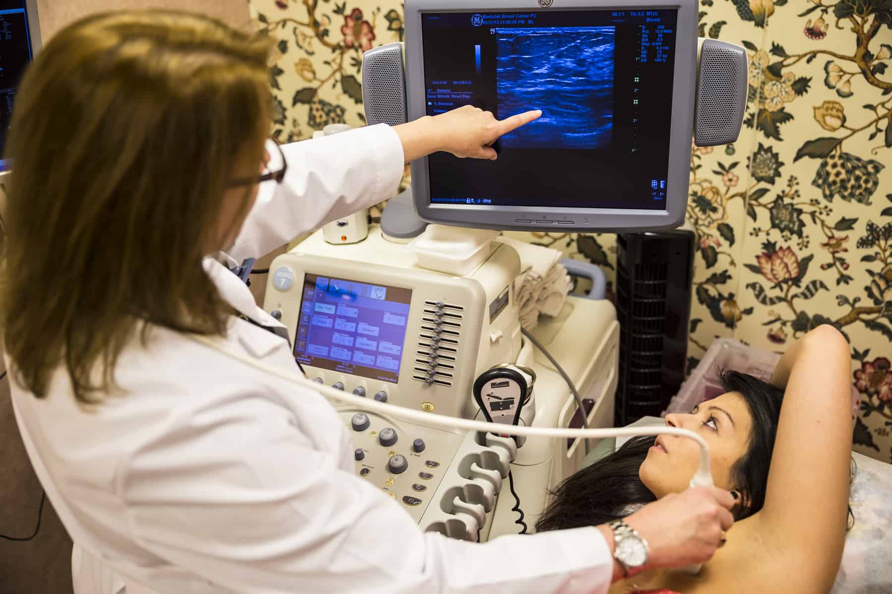 فهم وظائف وإجراءات تصوير الثدي بالموجات فوق الصوتية للكشف عن سرطان الثدي