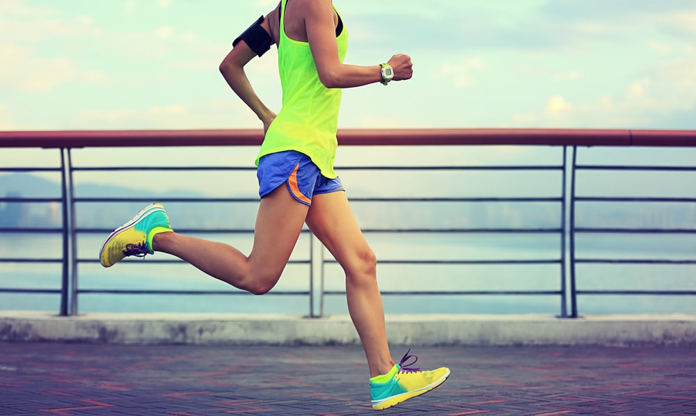 عند الجري ، هل من الأفضل أن تهبط على كعبيك أم تستخدم قدميك الأمامية؟