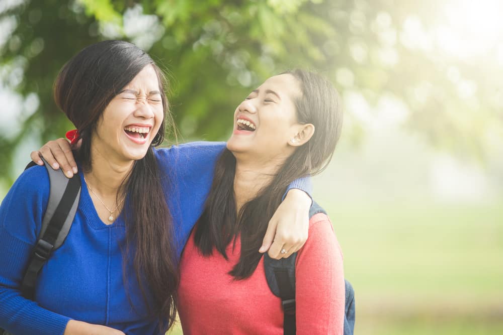 5 حقائق مدهشة وراء الضحك ، وليس مجرد صحة الجسم