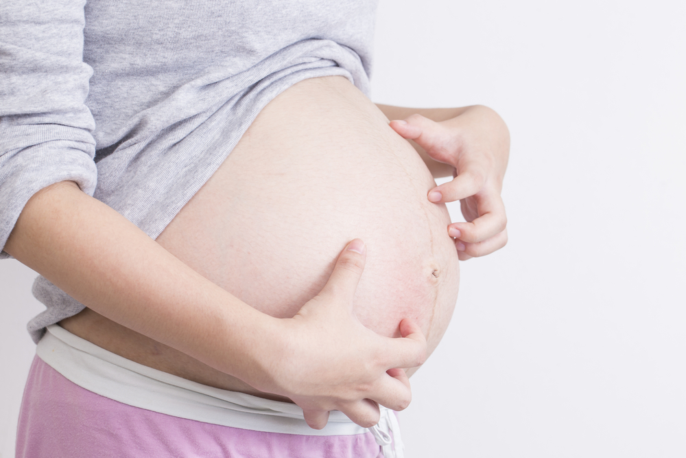 التهاب الجريبات الحاك ، أسباب ظهور نتوءات جلدية حمراء وحكة أثناء الحمل