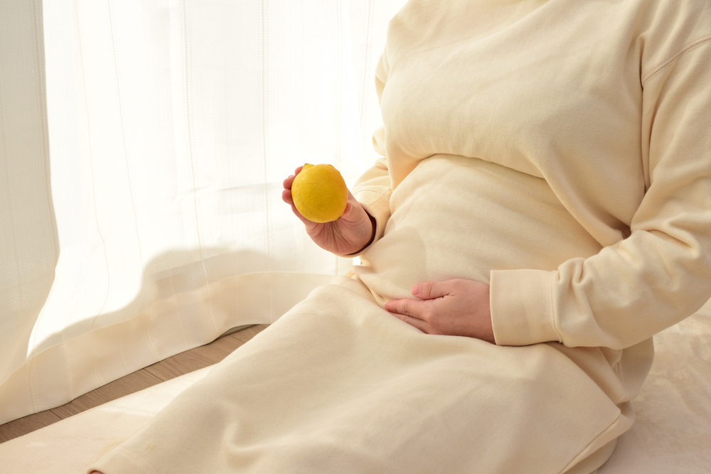 8 benefici del limone per le donne incinte e i rischi se consumato troppo