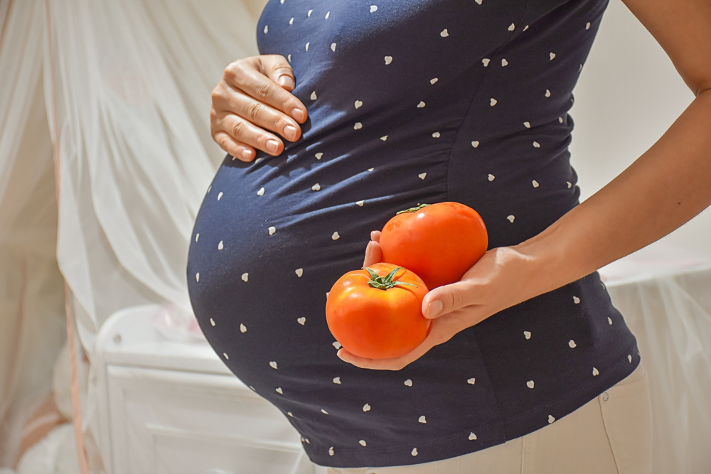10 فوائد للطماطم للحامل ، أحدها يمنع الأطفال المولودين بعيوب