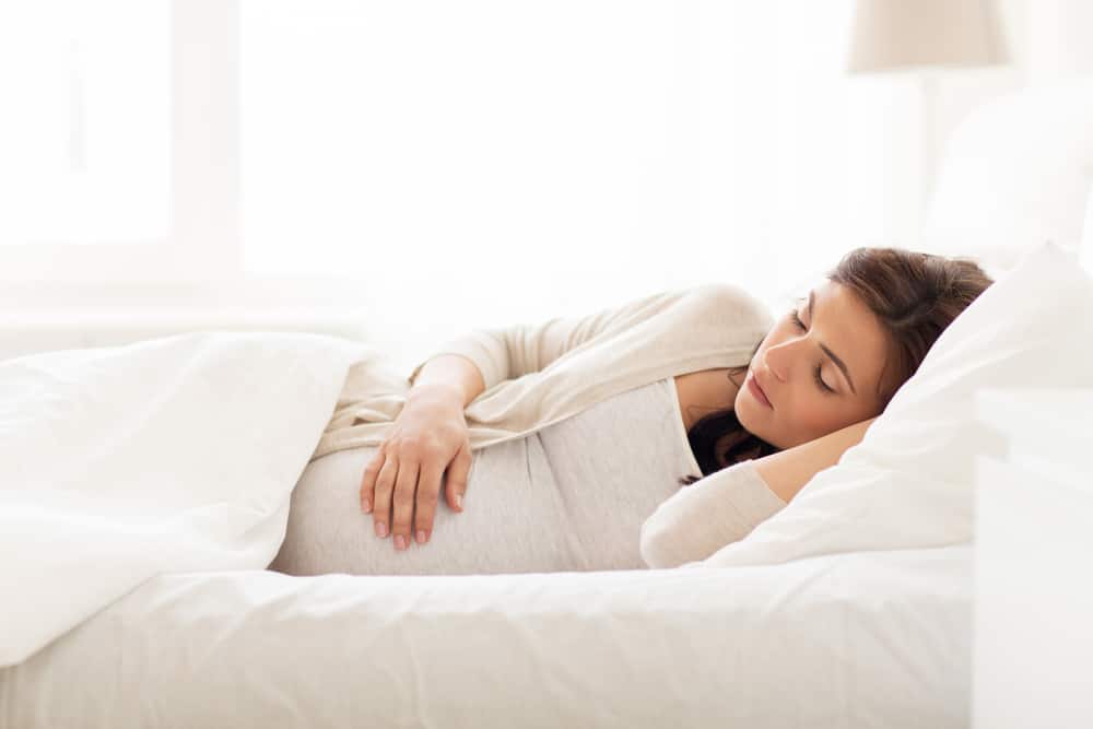 Mengapa lebih baik bagi wanita hamil untuk tidur di sisi mereka?