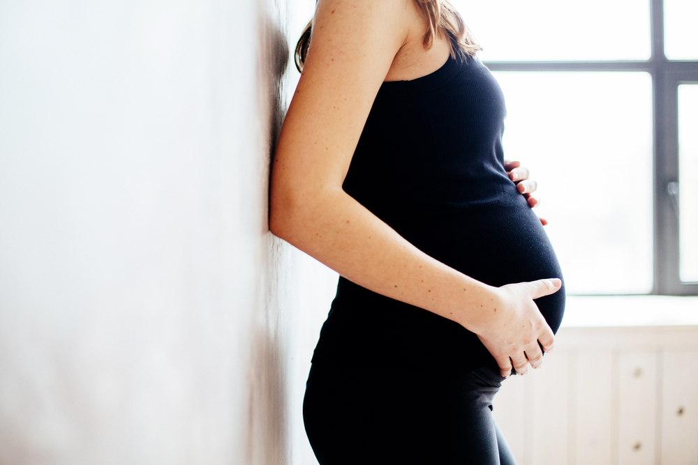هل يشكل خطر على الجنين إذا انضغطت معدة الأم الحامل أو اصطدمت؟