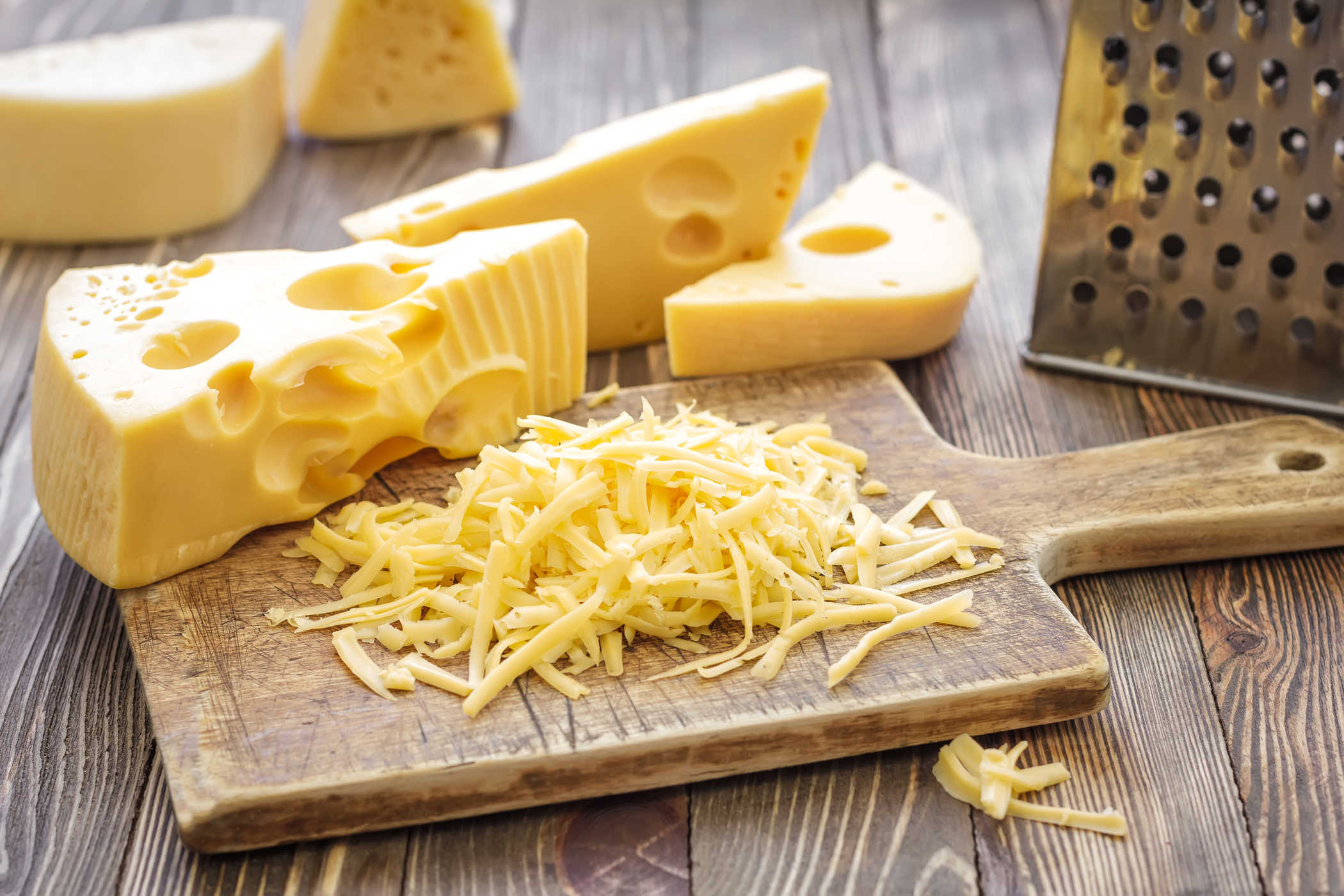 أكل الجبن أثناء الحمل: أيهما آمن ، وأيهما خطر؟