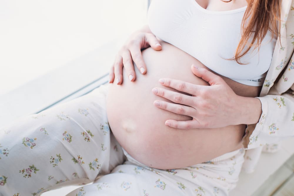 متى يمكن أن تبدأ المرأة الحامل في الشعور بضربات الطفل في المعدة؟