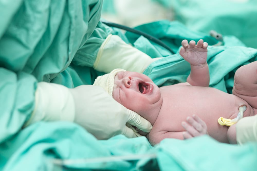 Comprendere l'Hypnobirthing, una tecnica di nascita che rende il corpo della madre più rilassato