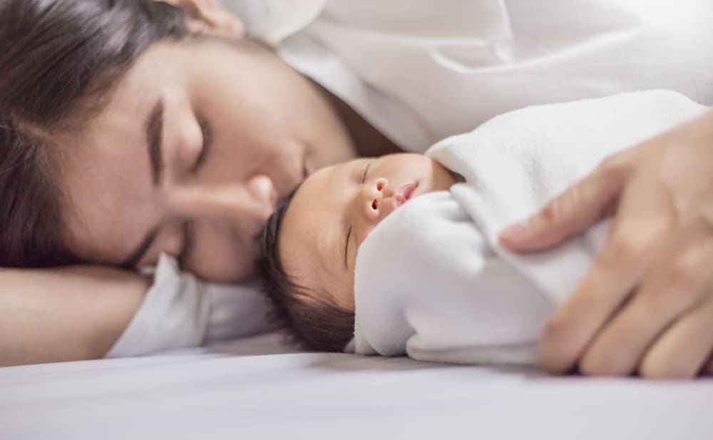 Per essere sicuro e comodo, prova queste 3 posizioni per dormire dopo il parto