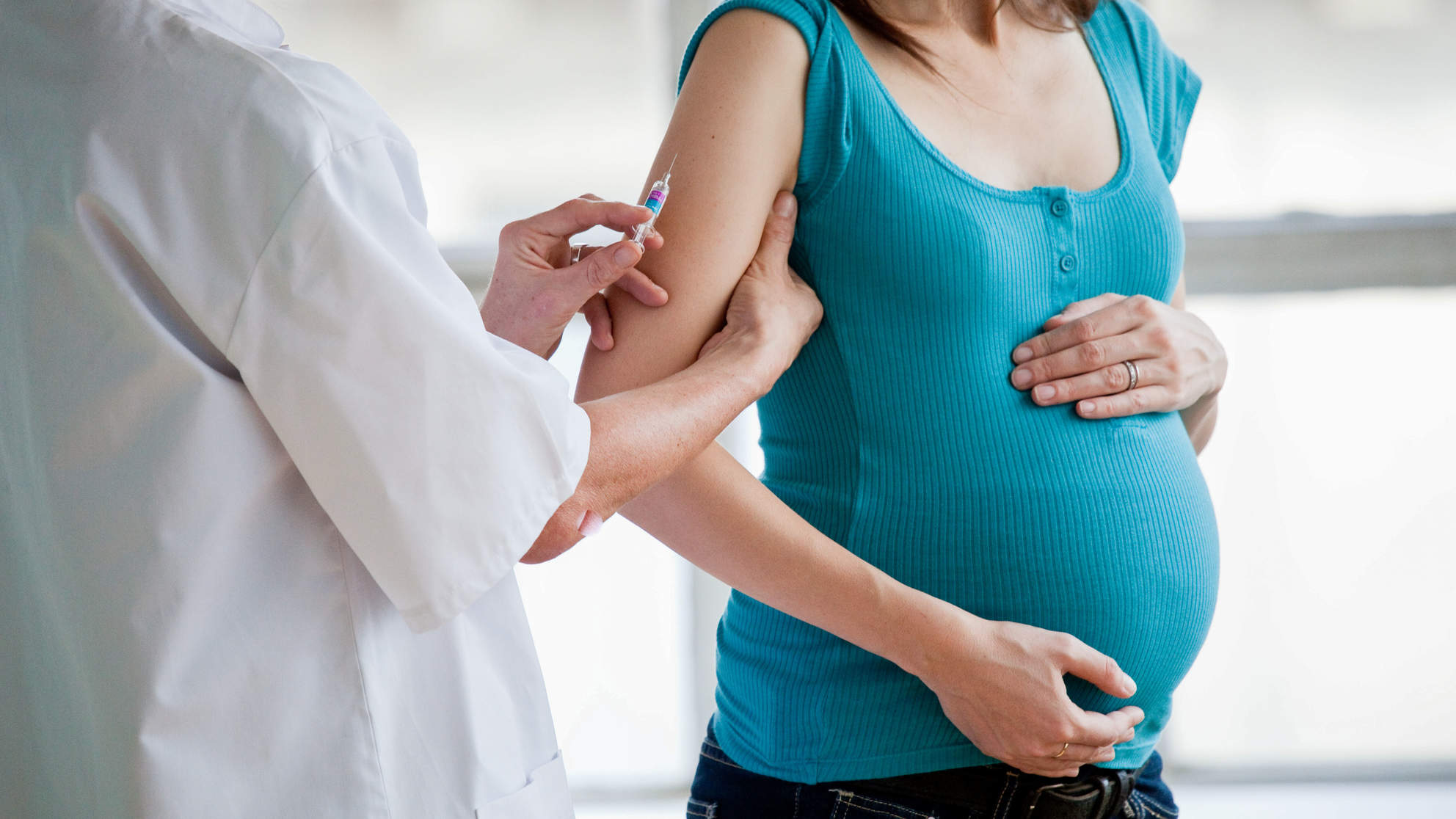 هل من الآمن أخذ التطعيمات أثناء الحمل؟