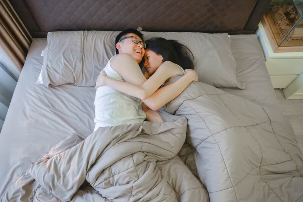 Biasakan tidur bersama pasangan agar lebih tenang
