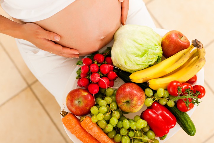 قائمة العناصر الغذائية التي يجب على المرأة الحامل توفيرها خلال الفصل الثاني من الحمل