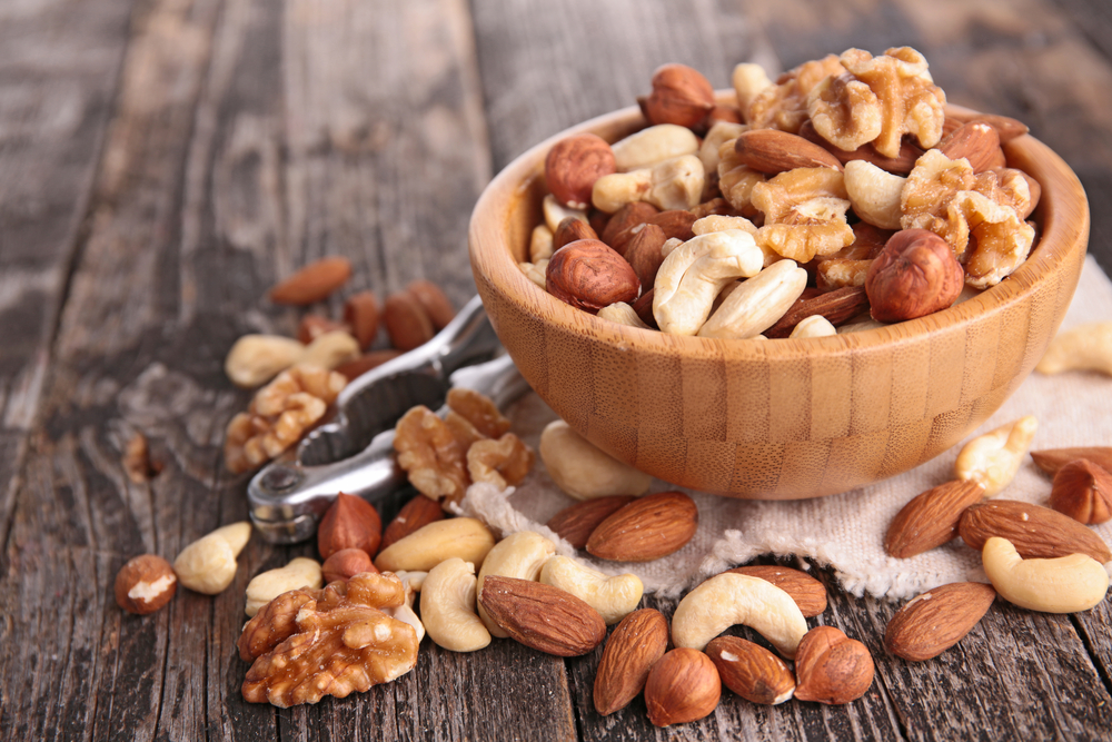 専門家によると、定期的にナッツを食べることで精子の品質を高めることができます