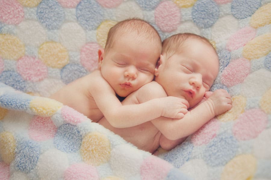 Близнаци, те също ли споделят храна, докато са в утробата?
