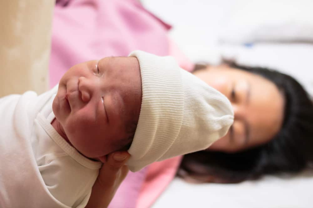16 قائمة مضاعفات الولادة المحفوفة بالمخاطر للأم والطفل