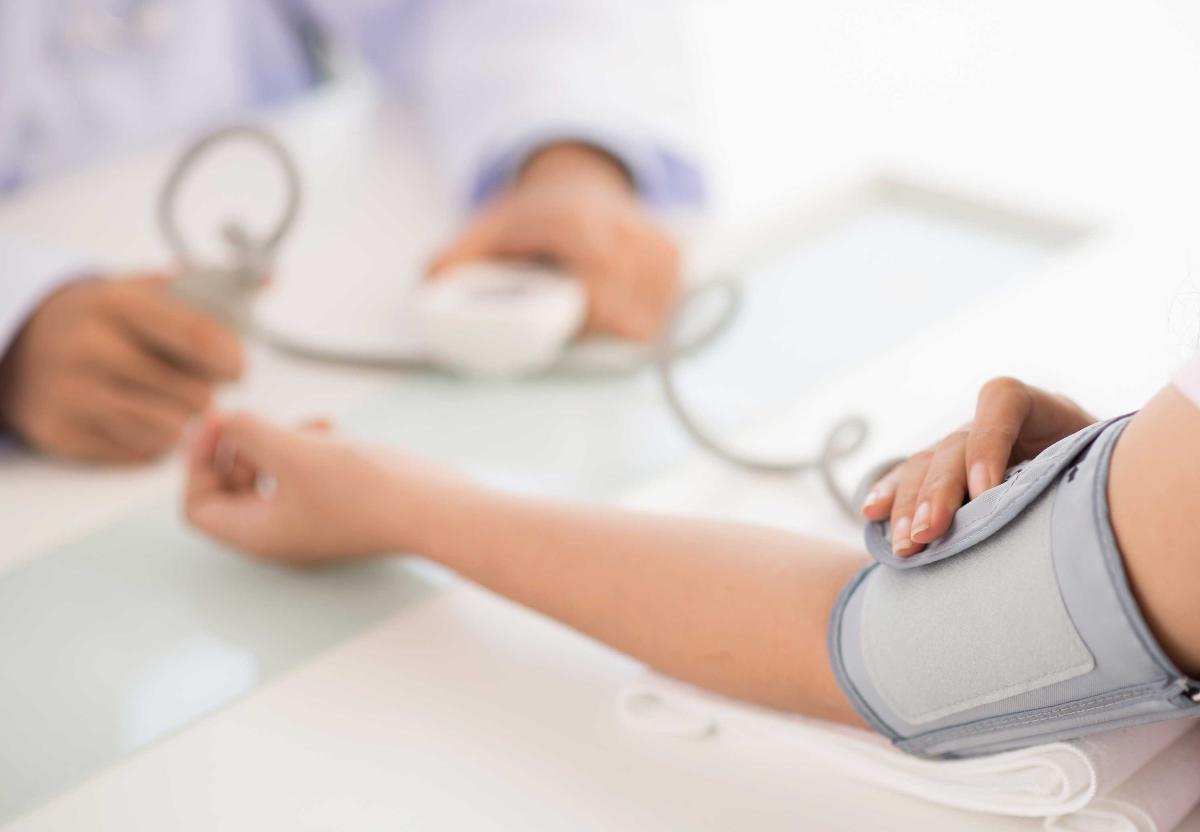 Conoscere l'ipertensione essenziale, i sintomi e come trattarla