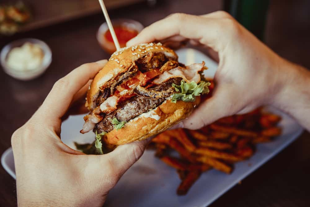 5 modi sani di mangiare hamburger durante una dieta per mantenere il peso