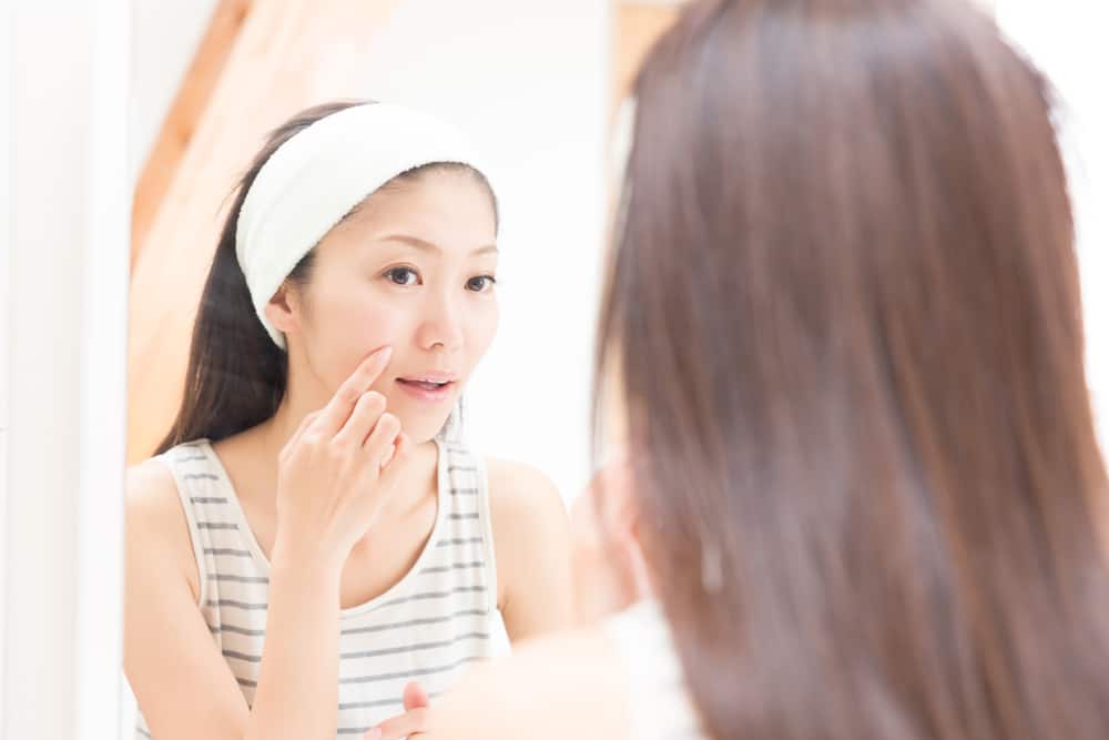 Passi per riparare un viso danneggiato dall'acne