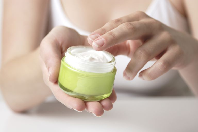 È vero che dopo aver smesso di usare una crema per il viso di un medico, la tua pelle diventa di nuovo problematica?