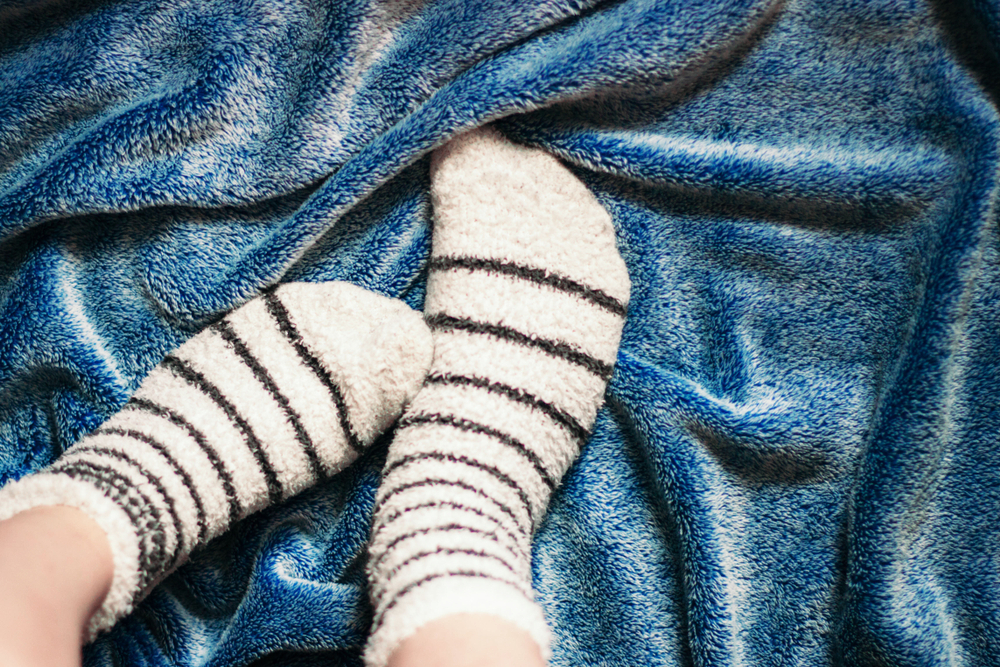 5 benefici salutari di dormire indossando calzini