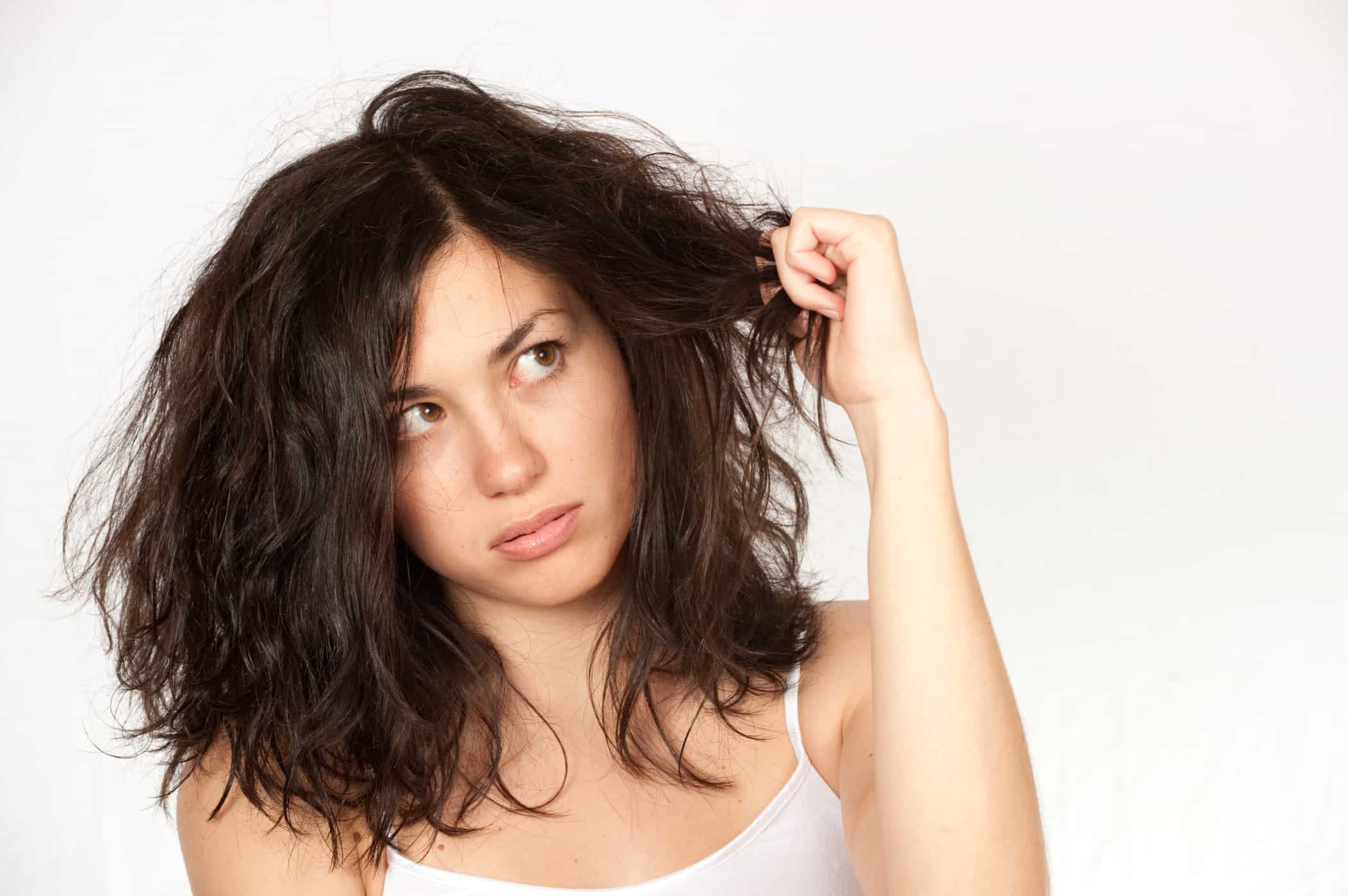 4 أقنعة طبيعية فعالة لاستعادة رطوبة الشعر