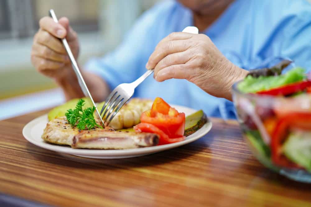 دليل لتنظيم قوائم الطعام لكبار السن ، مع استكمال الحصص