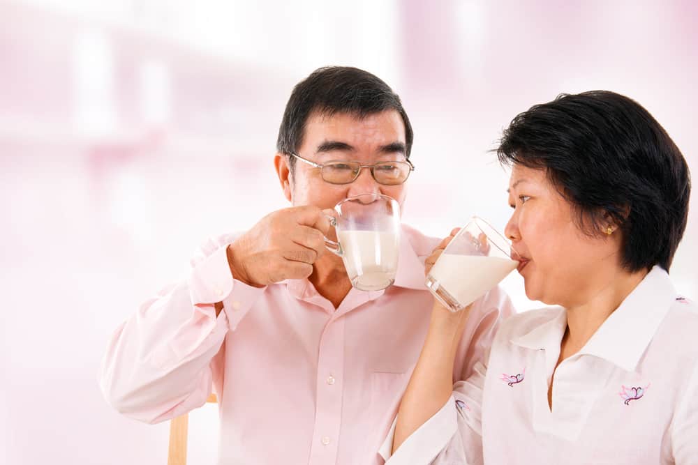 Gli anziani che hanno difficoltà a mangiare possono bere solo latte?