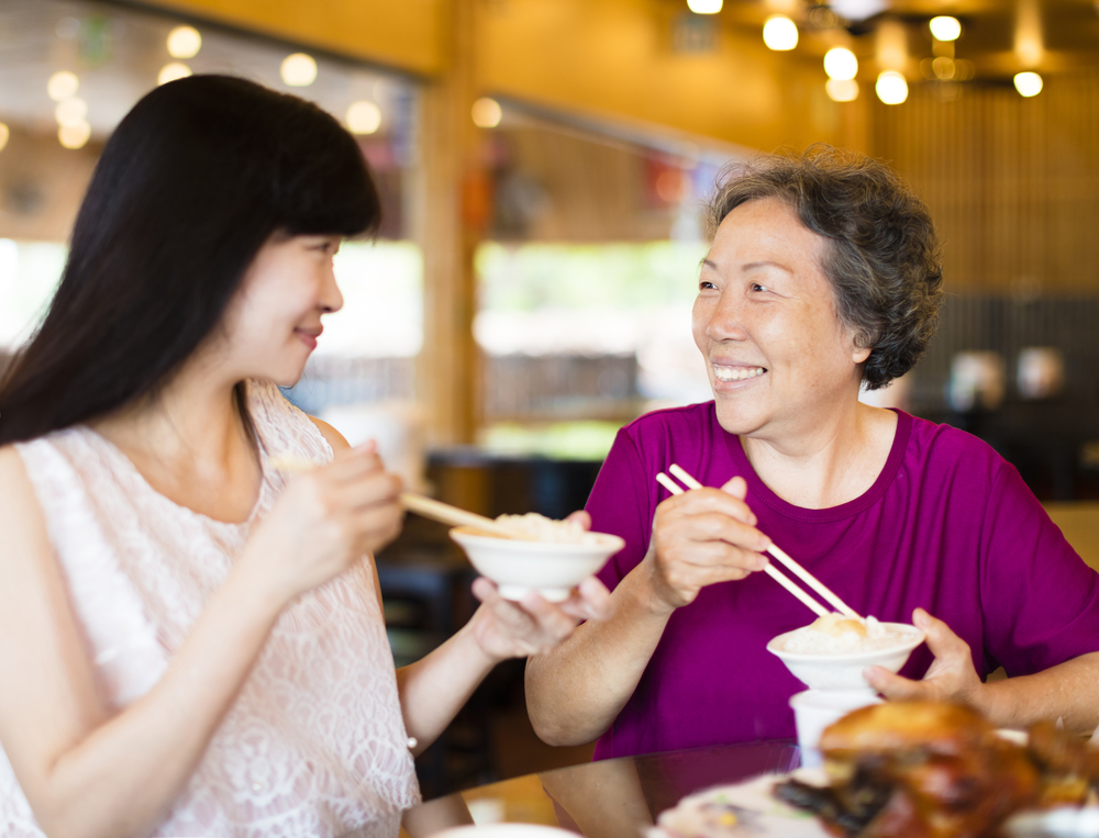 فيما يلي مجموعة متنوعة من الخيارات الغذائية لكبار السن الذين يجدون صعوبة في تناول الطعام ، بالإضافة إلى نصائح لإقناعهم