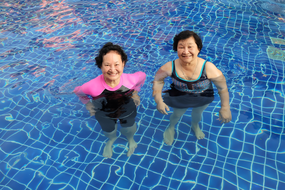 6 أشياء يحتاج كبار السن إلى الاستعداد لها قبل السباحة للبقاء في أمان