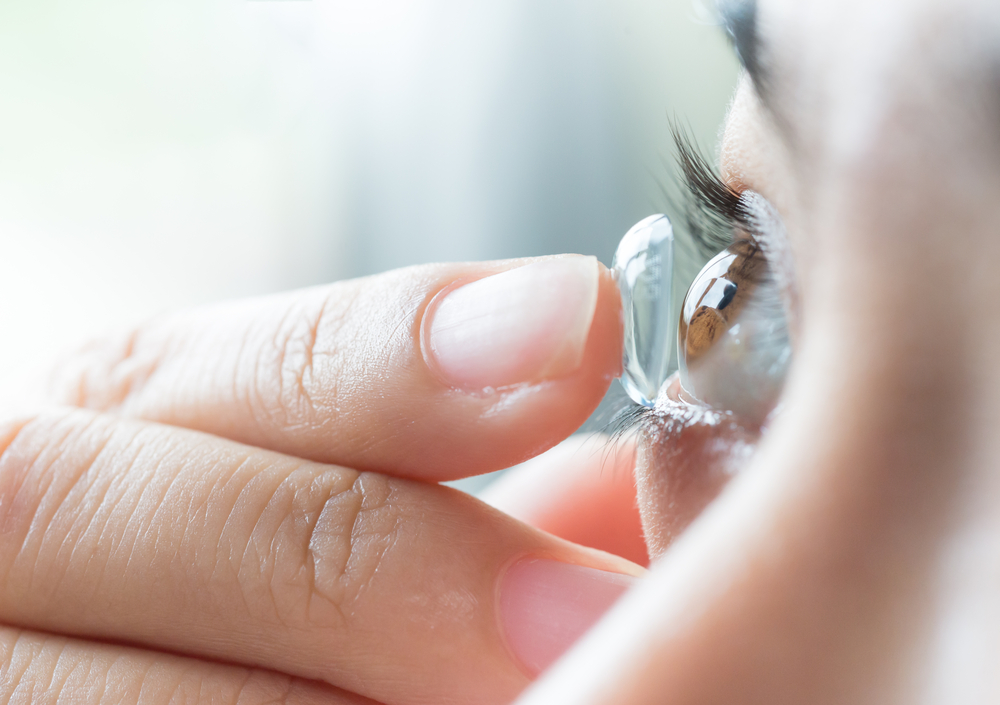 Paura di avere infezioni agli occhi a causa dell'uso di lenti a contatto? Dai, evita questi 4 modi