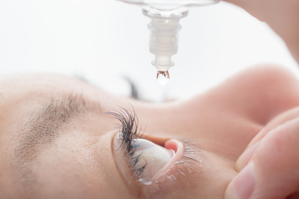 أنواع قطرات العين وكيفية استخدامها بشكل صحيح