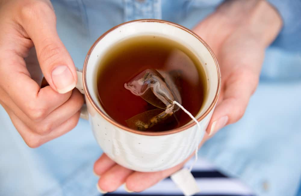 7 vantaggi delle bustine di tè usate per gli occhi, oltre a come usarle