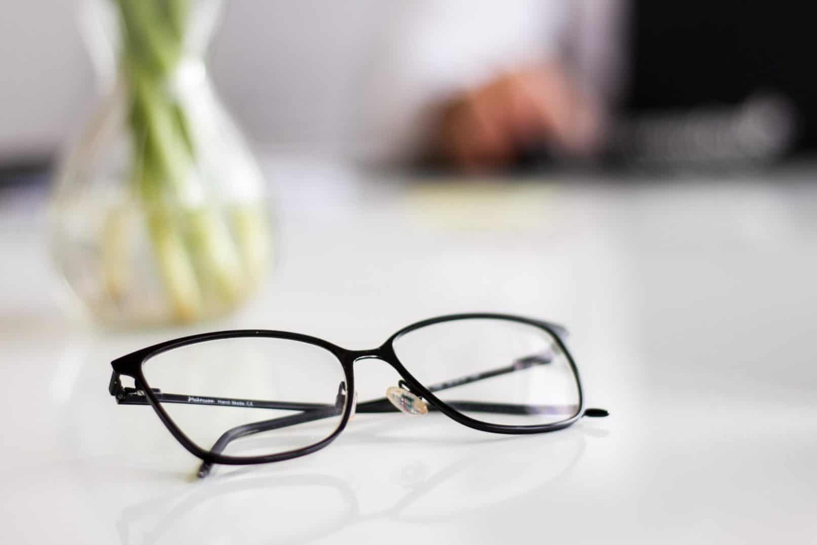 È vero che rimuovere spesso gli occhiali può curare gli occhi negativi? Ascolta cosa dice il dottore