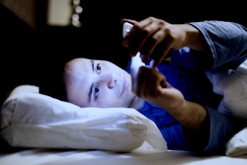 4 مخاطر ناتجة عن التعرض للضوء الأزرق من شاشات الجهاز