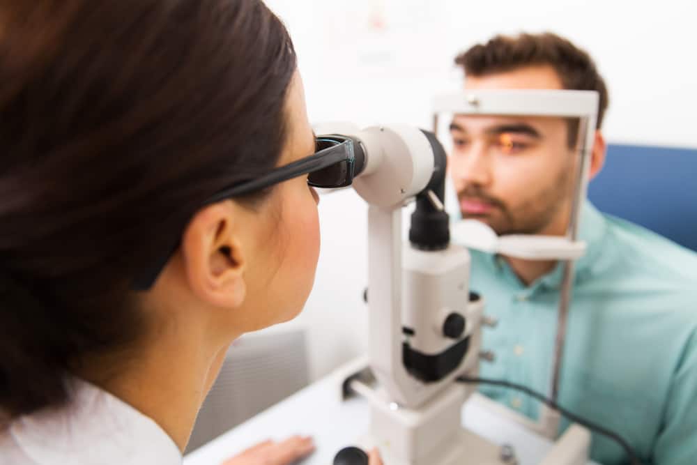 تنظير قاع العين (Ophthalmoscopy) ، فحص لتشخيص أمراض العيون المختلفة