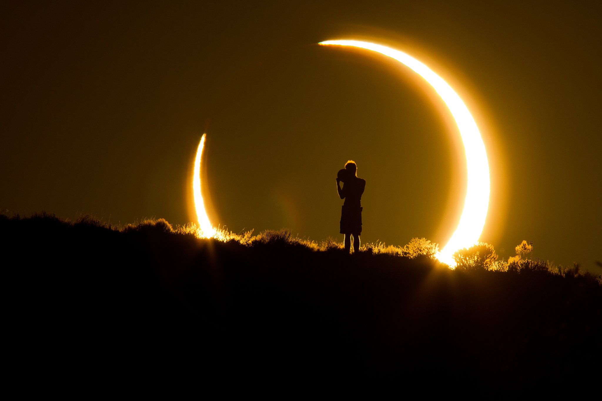 Fissare l'eclissi solare a occhi nudi può renderti cieco?