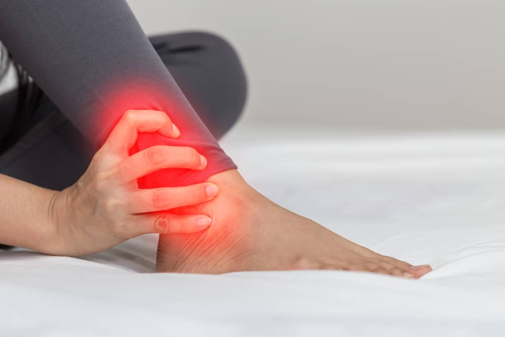 Segni e sintomi del seno tarsi, lesioni alla caviglia che rendono difficile stare in piedi