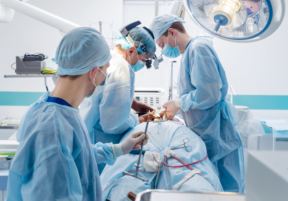 Chirurgia della colonna vertebrale: condizioni che richiedono, procedure e rischi