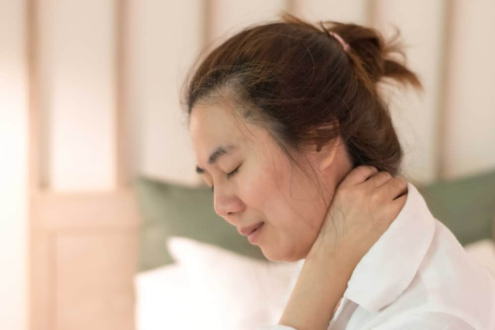 Riconosci i sintomi di un nervo del collo pizzicato e il modo giusto per superarli