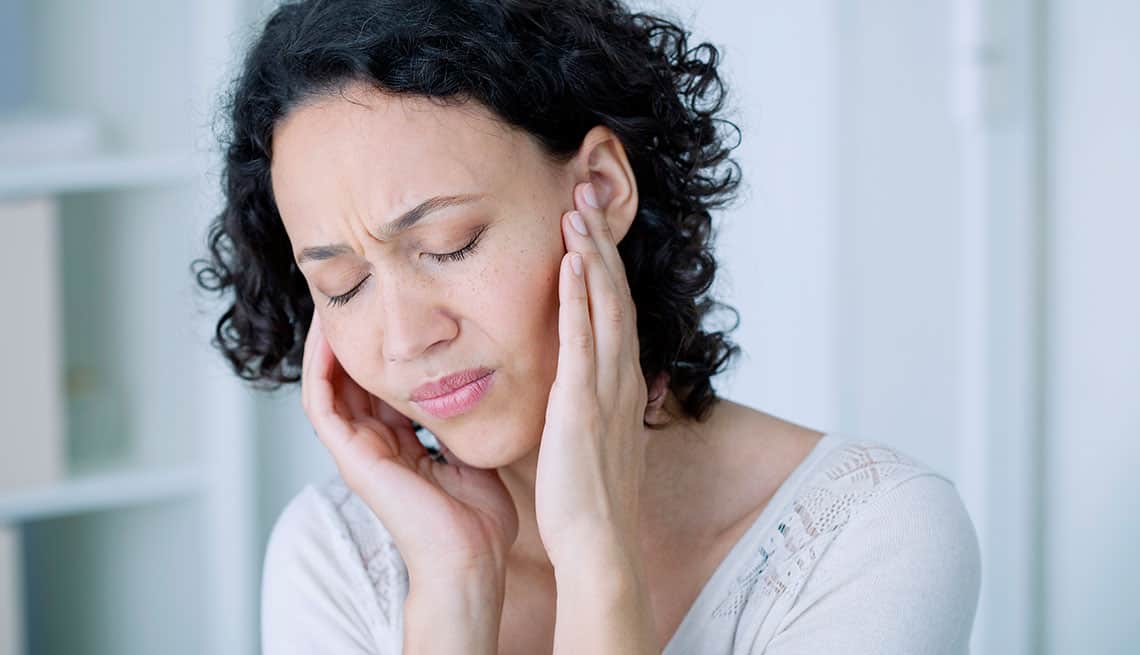 3 consigli per superare le orecchie doloranti durante l'influenza e il raffreddore