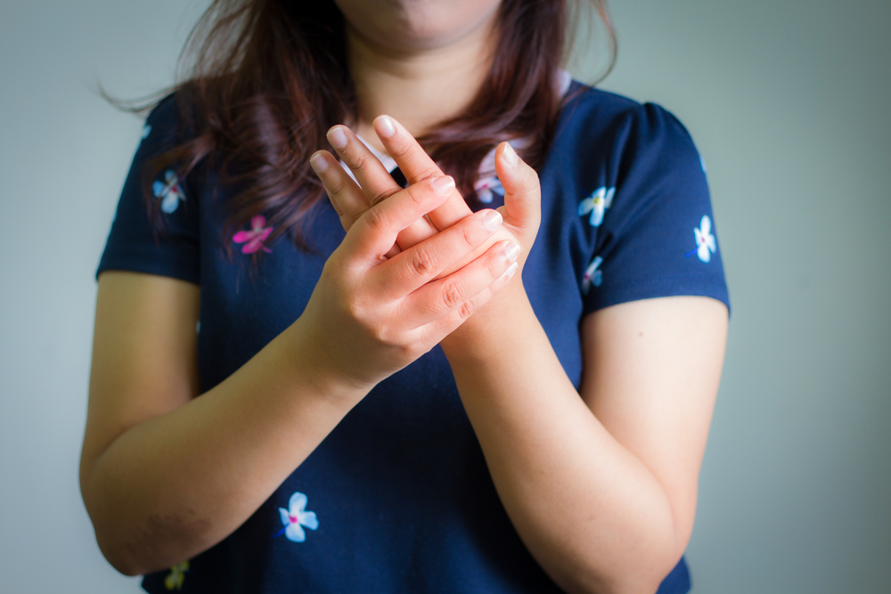 Non sottovalutare le mani intorpidite, queste 7 condizioni di salute possono essere la causa