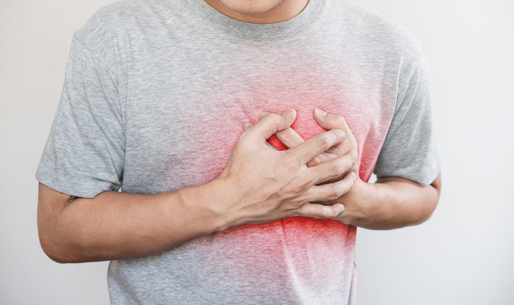 كيف تفرق بين ألم الصدر الناجم عن النوبة القلبية والحموضة المعوية