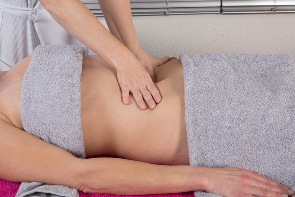 Dai, coccola il tuo corpo con un massaggio alla pancia e ottieni questi 4 benefici